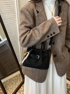Borsa a secchiello vintage nera in finta pelle scamosciata con ciondolo di perle e fibbia