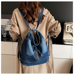 Rückansicht eines großen blauen Denim-Rucksacks am Modell für täglichen Freizeitstil