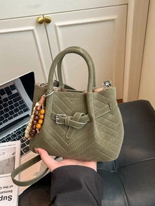 Borsa a secchiello in pelle scamosciata verde oliva con cuciture a V e ciondolo in legno