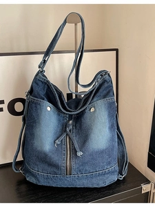 Retro-Damentasche aus dunkelblauem Denim mit Nieten und verstellbarem Schultergurt