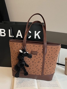 Καφέ τσάντα tote με σχέδιο καρδιές, δερμάτινες λαβές και μαύρο κρεμαστό αλογάκι