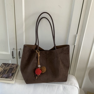Détail du grand sac cabas marron foncé en similicuir suédé avec pendentif peluche