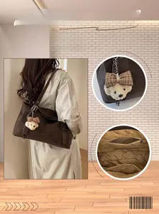 Vue détaillée du sac à bandoulière marron avec ours en peluche et poches internes