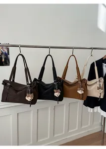 Sélection de grands sacs fourre-tout en café, noir, caramel et beige avec oursons