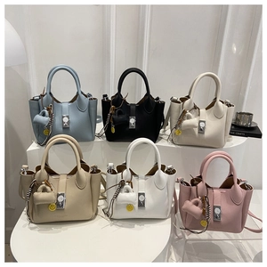 Detalle de los bolsos tote con textura de lichi y cierres de flores en seis colores