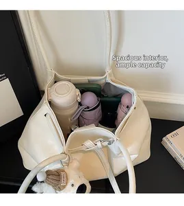 Gros plan de l'intérieur spacieux du sac fourre-tout blanc pour les articles du quotidien