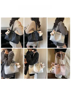 Vues détaillées d'un grand sac fourre-tout minimaliste en plusieurs couleurs avec pendentif