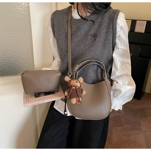 Lederhandtasche mit Litschistruktur, Bärenanhänger und passender kleiner Tasche
