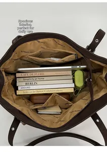 Gros plan sur l'intérieur spacieux du sac cabas marron avec doublure de luxe imprimée