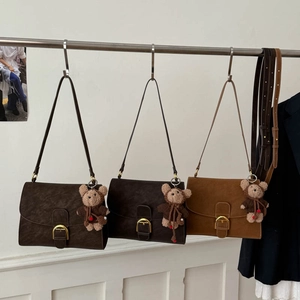 Tres bolsos bandolera vintage en marrón, antracita y camel con colgantes de ositos