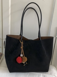 Grand Sac Fourre-tout en Similicuir Suède pour Femmes Sac à Épaule Rétro Avec Pendentif Boule en Peluche pour Travail