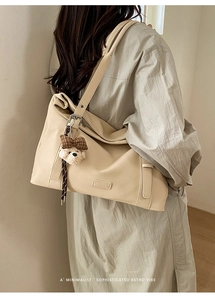 Détail du sac cabas beige avec pendentif ours en peluche et bandoulière réglable chic