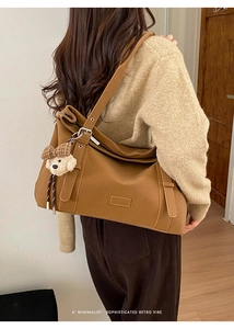 Détail du sac cabas rétro marron avec charme ours en peluche et étiquette Fashion