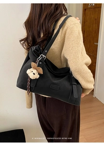 Sac fourre-tout en toile noire avec un charmant ours à carreaux et boucle en métal détail