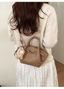 Braune Beuteltasche aus Leder mit verstellbarem Schultergurt und Schaf-Anhänger-Detail