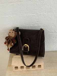 Bolso bandolera retro de ante marrón con hebilla dorada y colgante de oso de peluche
