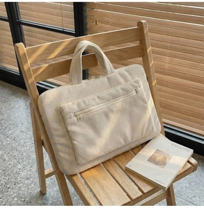 Détail du sac d'ordinateur en velours côtelé blanc cassé avec poche zippée et texture