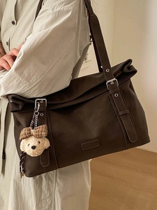 Sac fourre-tout marron foncé mat avec boucles argentées et pendentif ours peluche