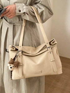 Grand sac fourre-tout beige en cuir pour femme avec pendentif ours et style vintage