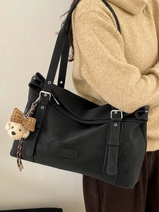 Sac à bandoulière rétro noir avec breloque ours en peluche et boucle métallique chic