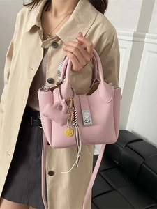 Bolso de cuero rosa con hebilla de reloj y colgantes decorativos de moda