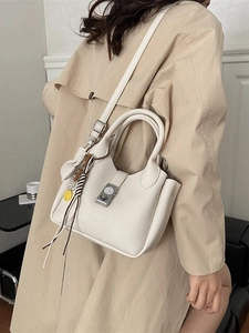 Bolso tipo cubo retro de cuero blanco crema con cierre de reloj y adornos de moda