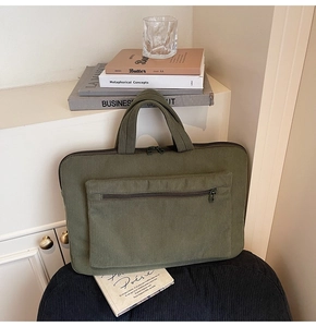 Détail du sac à main pour ordinateur en velours côtelé vert olive avec poche zippée