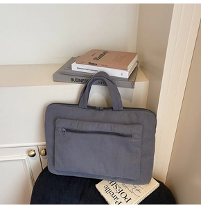 Détail macro du sac d'ordinateur en velours côtelé gris foncé avec texture à rayures