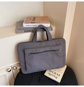 Détail du sac cabas pour ordinateur en velours côtelé gris foncé avec poche zippée