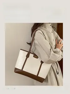 Détail du grand sac cabas en cuir montrant la texture et le design élégant bicolore