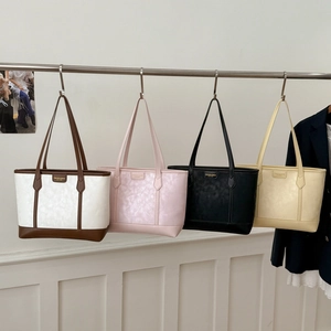 Présentation de sacs cabas minimalistes en blanc-marron, rose clair, noir et beige crème