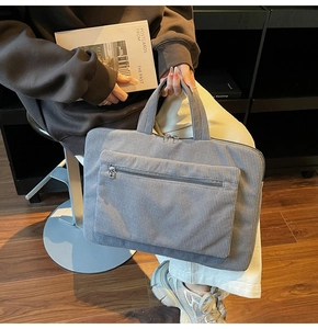 Sac fourre-tout gris en velours côtelé avec texture à côtes et poche avant zippée