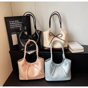 Détails des sacs cabas élégants avec nœuds en cuir en noir, crème, rose et bleu ciel