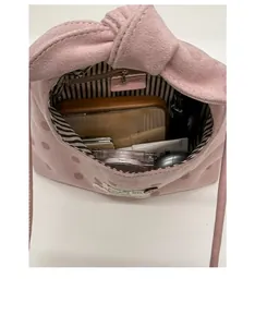 Detail van de roze polkadottas met grote capaciteit en gestreepte binnenvoering