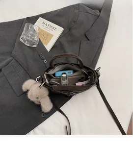 Intérieur spacieux du sac seau marron café montrant les compartiments et les accessoires