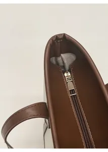 Vue macro de la fermeture éclair en métal et de la doublure en sergé du sac marron