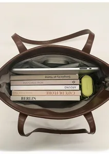 Vue de dessus du sac cabas en cuir marron montrant le rangement du portable