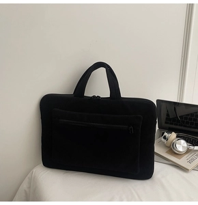 Détail du sac cabas pour ordinateur en velours côtelé noir avec poche frontale zippée