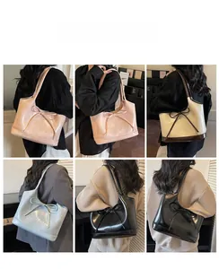Vue détaillée des sacs fourre-tout chics avec finition brillante et noeud élégant