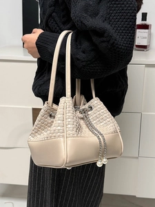 Sac seau tissé beige chic avec cordon en perles et finitions en métal argenté