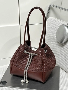 Sac seau en cuir PU tressé marron avec cordon de serrage et chaîne perle