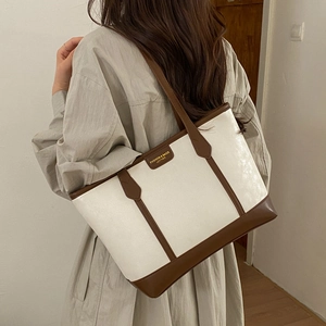 Grand sac cabas bicolore blanc et marron porté à l'épaule pour un style décontracté
