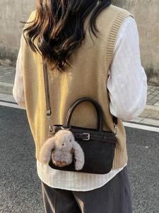 Braune Retro-Handtasche aus Wildlederimitat mit Plüschhasen-Anhänger als Umhängetasche