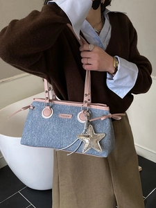 Bolso bowling de mezclilla azul con ribete rosa, placa de metal y amuleto de estrella