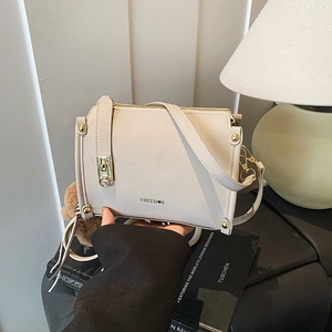 Vintage Damen Umhängetasche aus PU-Leder Kleine Pillow-Schultertasche mit Teddybär-Anhänger