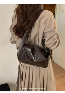 Detailed back view of a dark brown retro tote bag featuring glossy leather and chic stitching