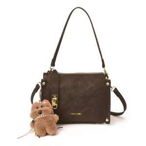 Vintage-Schultertasche in Braun mit Bärenanhänger und goldfarbenen Metallteilen