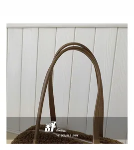 Détail du sac cabas marron en imitation mouton avec poignées cuir et fermeture zippée