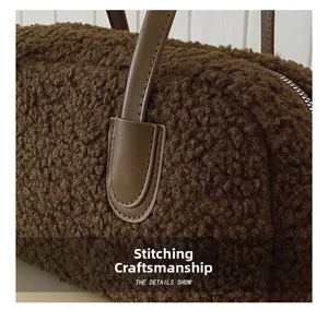 Détail du sac en peluche marron montrant les coutures de la poignée en cuir et le zip