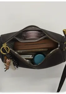 Vue intérieure d'un sac bandoulière en cuir marron montrant sa grande capacité de rangement
